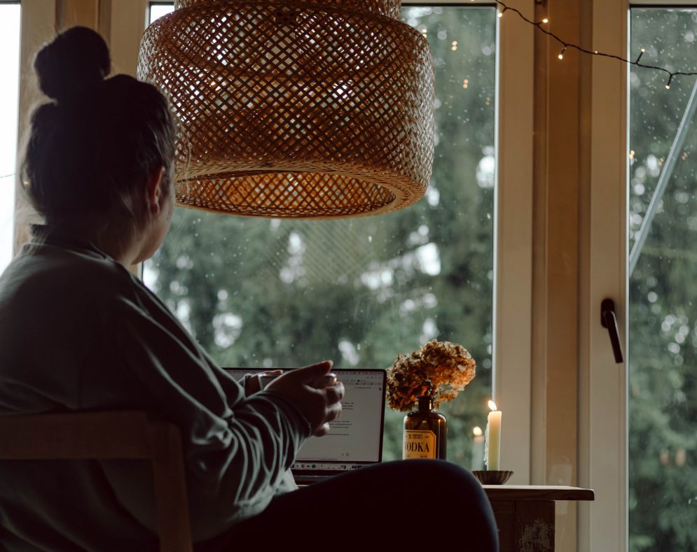 Am Laptop am Fenster, während es draußen regnet