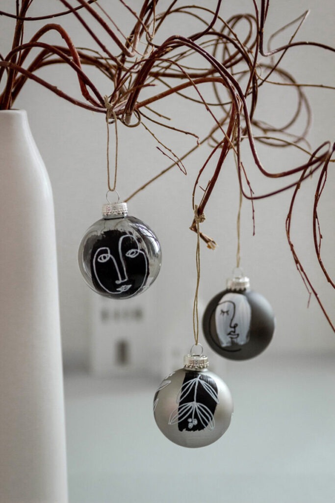 DIY Weihnachtskugeln mit Line Art Illustrationen bemalen